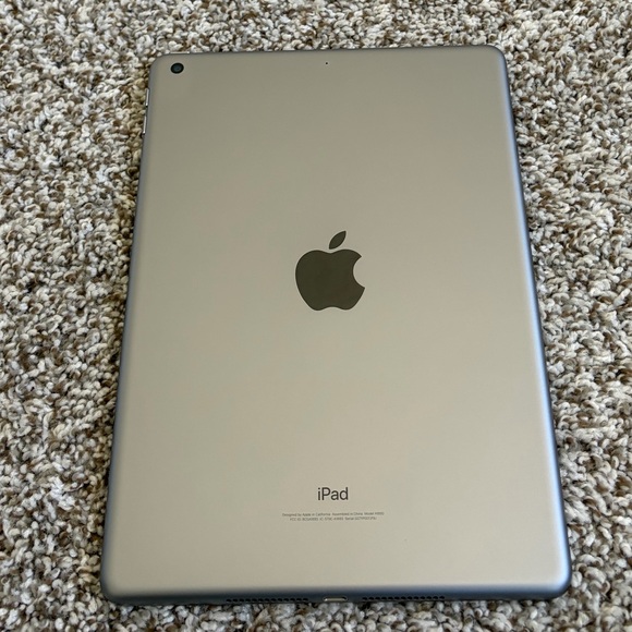 Like New Apple 6th Generation 32GB iPad With NO FLAWS & Charging Bank With Cord! - Picture 6 of 12